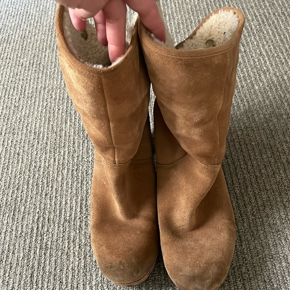 Ugg sherling clog boot Lynnea.  Brown suede